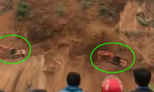 Thót tim chứng kiến tài xế thoát chết khỏi trận lở đất kinh hoàng