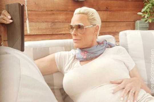 Cựu 'bom sex' sinh con ở tuổi 54 với chồng trẻ