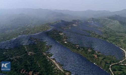 Trang trại hàng nghìn pin Mặt Trời trên dãy núi Trung Quốc