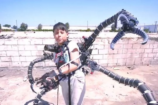 Triệu phú thiếu niên chế tạo thành công bộ đồ giống Tiến sỹ Bạch Tuộc