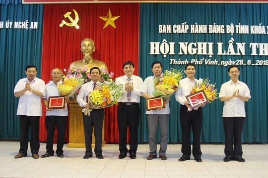 Trao Huân chương Lao động hạng Nhì cho Trưởng ban Tổ chức Tỉnh ủy Nghệ An