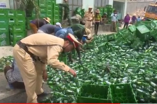 Xe tải chở hàng trăm thùng bia đổ trên quốc lộ 1A, cảnh sát giúp dân dọn hàng