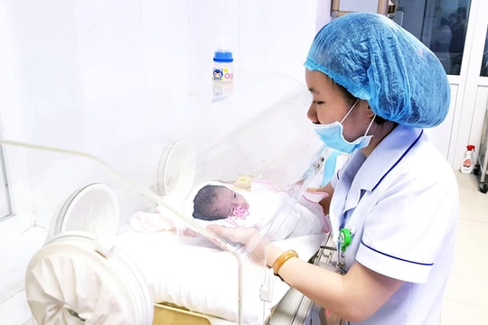 Cứu sống bé gái sinh non cân nặng 800 gram do mẹ mắc hội chứng HELLP hiếm gặp