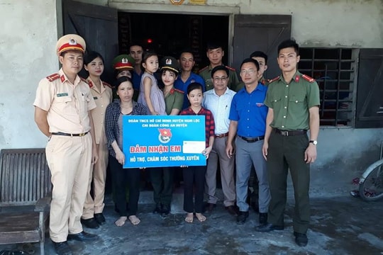 Nghi Lộc: Đoàn Thanh niên giúp đỡ 12 học sinh nghèo