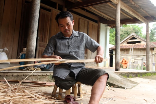 Người đàn ông cụt chân là trụ cột gia đình nhờ làm ghế mây