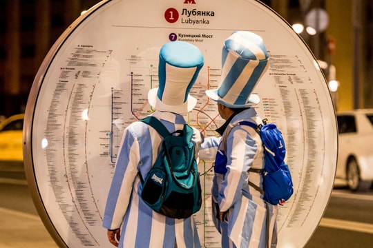 Ông Putin tặng vé xem bóng đá cho hai người Argentina bị lạc đường