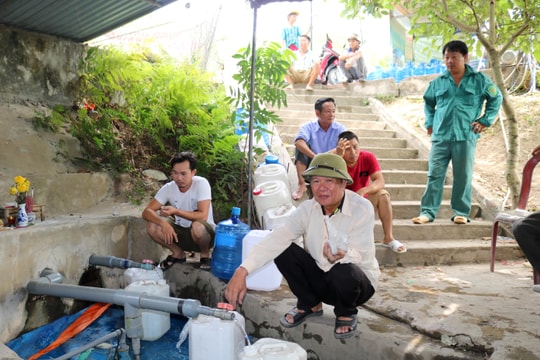 Nắng nóng, mỏ nước Cống Kẹp hút khách