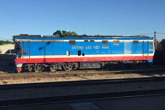 Nghệ An: Tàu hỏa đâm xe bồn chở khí gas, lái tàu gãy tay