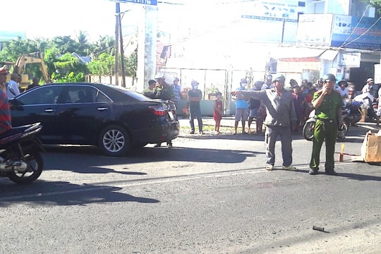 Hai cháu bé tử vong do người phụ nữ lùi xe ôtô bất cẩn