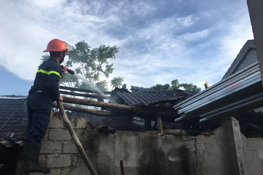 Ngọn lửa thiêu rụi nhà chứa rơm kiêm ràn bò 