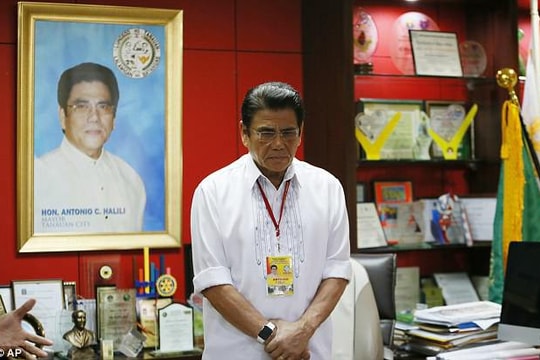 Thị trưởng bị bắn chết lúc chào cờ; Libya thiệt hại hàng chục triệu USD mỗi ngày