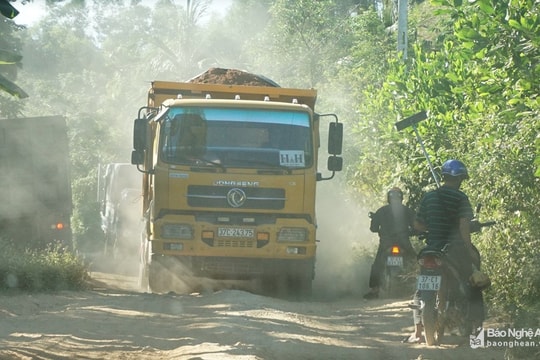 Xe cơi nới chở “quặng thổ phỉ” cày nát đường dân sinh