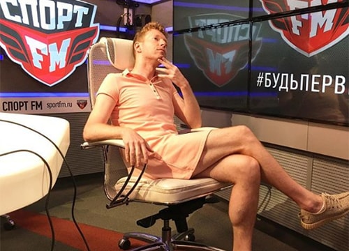 Nam MC giữ lời hứa mặc váy sau chiến thắng gây sốc của Nga