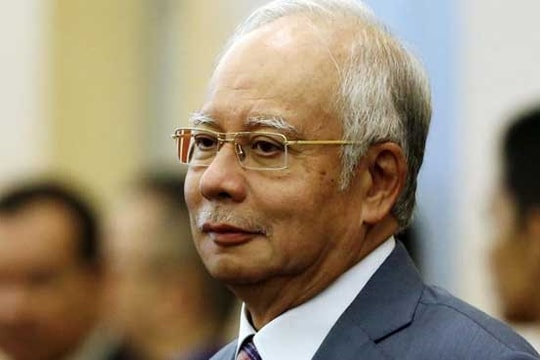 Cựu Thủ tướng Malaysia bị bắt; Mỹ đưa China Mobile “vào tầm ngắm“