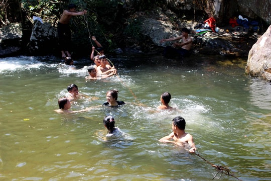 Nắng nóng, người dân miền núi đổ xô vào rừng giải nhiệt