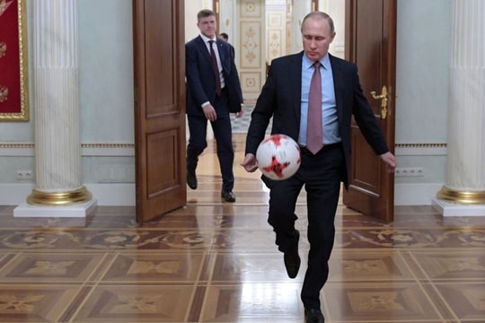 Putin hai lần gọi điện cho HLV đội tuyển Nga trong trận gặp Tây Ban Nha