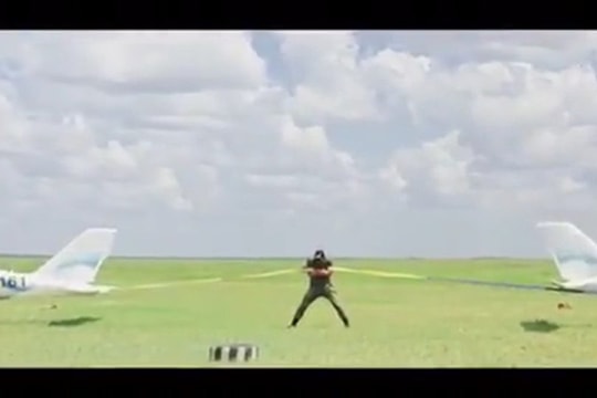 Lực sỹ mạnh mẽ nhất Kazakhstan ghìm giữ hai chiếc máy bay