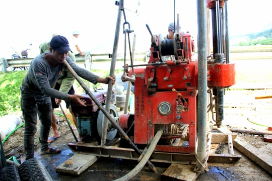 Nghề khoan giếng 'đắt khách' mùa hạn