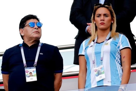 Mỹ nhân khóa môi Maradona ở World Cup là ai?