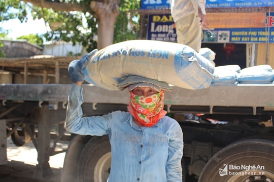 Miền Trung ngày nắng nóng gay gắt, chiều tối và đêm có mưa rào và dông 