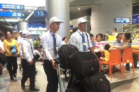 Hàng không lại đua nhau tăng phí dịch vụ