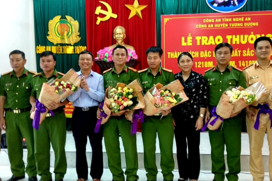 Trao thưởng cán bộ, chiến sỹ phá thành công 3 chuyên án ma túy 