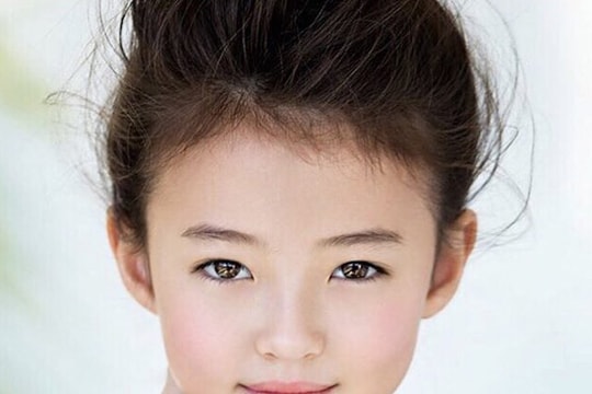 Vẻ đẹp lai của bé 10 tuổi đình đám làng mốt thế giới