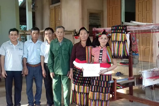 Nghĩa Đàn: Hỗ trợ khung dệt thổ cẩm cho các hộ dân tộc Thái