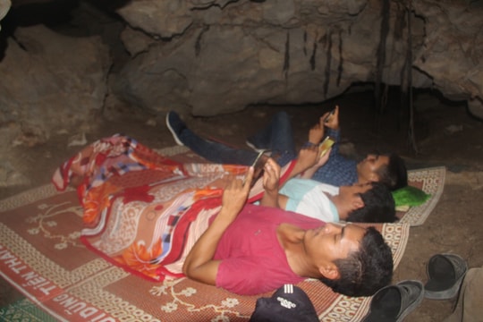 Nghệ An: Dân làng đổ xô vào hang đá tránh nắng 