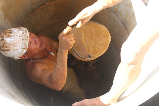 Nắng nóng, nông dân Nghệ An khoan giếng sâu cả chục mét tưới rau