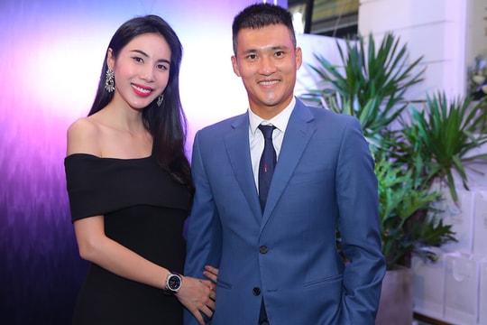 Thủy Tiên diện đồ hiệu sánh đôi Công Vinh