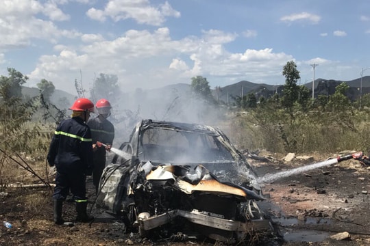 Hoàng Mai: Xe Mercedes bốc cháy trơ khung trên đường số 4