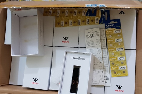 Xe khách vận chuyển 1.000 chiếc đồng hồ lậu trên đường vào Nam  ​