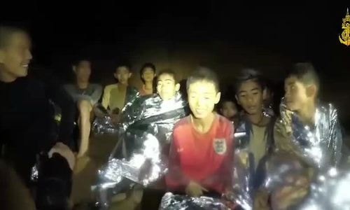 Vì sao đội bóng nhí Thái Lan sống sót sau 9 ngày trong hang tối?