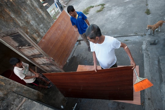 Người dân xóm chạy thận ở thành Vinh vật vã trong nắng nóng