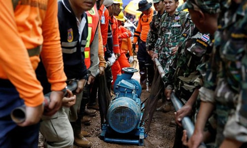 Tình nguyện viên bất cẩn bơm nước ngược vào hang đội bóng nhí Thái mắc kẹt