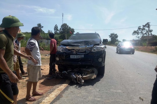 Xế hộp cuốn xe máy vào gầm, 2 bố con nhập viện cấp cứu