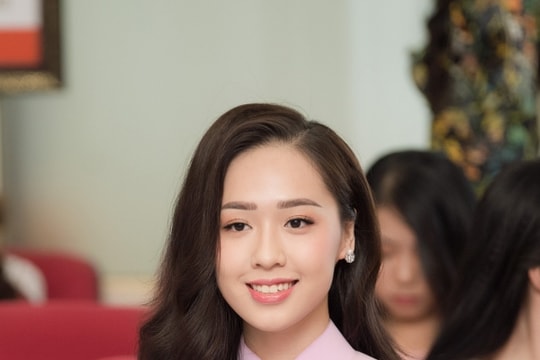 Nữ sinh tặng hoa Tổng thống Trump dự thi Hoa hậu VN