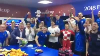 Nữ tổng thống Croatia vào phòng thay đồ chúc mừng tuyển quốc gia