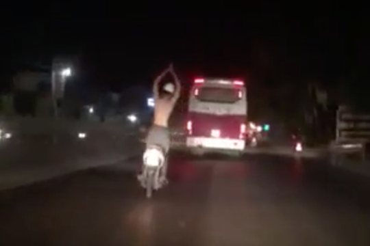 Thanh niên vừa đi xe máy vừa "múa ba-lê" khiến dân tình thót tim