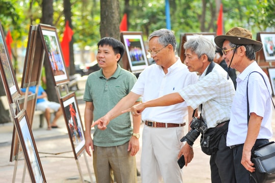 Khai mạc triển lãm ảnh “Những khoảnh khắc“