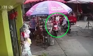 Bé vặn tay ga, hai mẹ con lao xe máy vào chảo dầu nóng