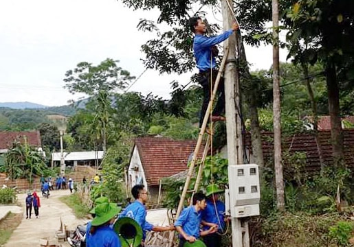 Sinh viên Hà Nội tình nguyện vượt rừng  “Thắp sáng vùng quê“