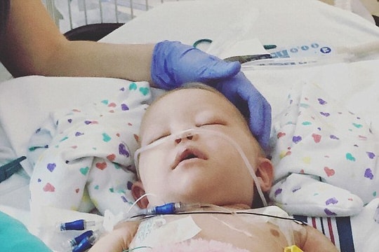 Bé gái 15 tháng tuổi bị ung thư buồng trứng khiến cả thế giới bàng hoàng