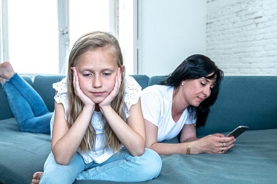 Cha mẹ nghiện điện thoại, con dễ hư