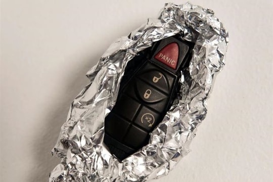 Tại sao nên bọc chìa khóa xe ô tô trong giấy bạc?