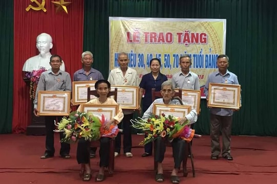 Nghi Lộc: 10 đảng viên được trao Huy hiệu Đảng