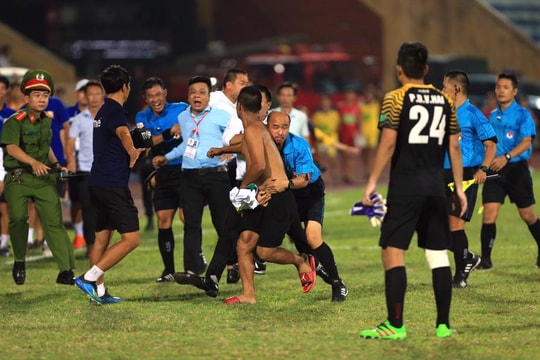 CLB Nam Định bị phạt 50 triệu, đá sân nhà không có khán giả