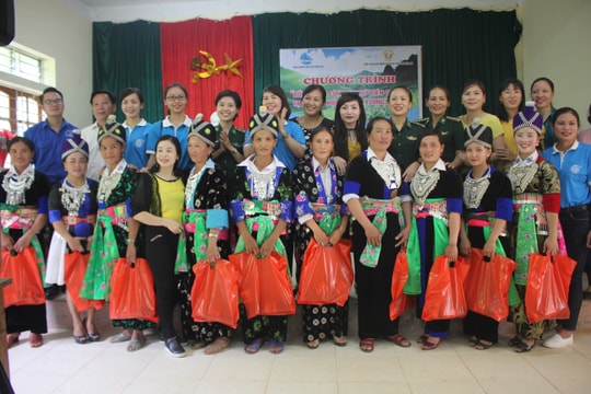 Trao quà trị giá 30 triệu đồng cho phụ nữ Mông ở Tương Dương