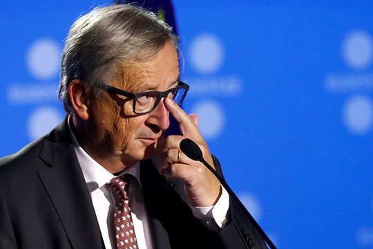 Video: Junker suýt ngã vào Poroshenko tại Hội nghị thượng đỉnh NATO